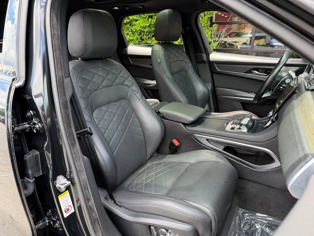 Jaguar F-PACE photo 35
