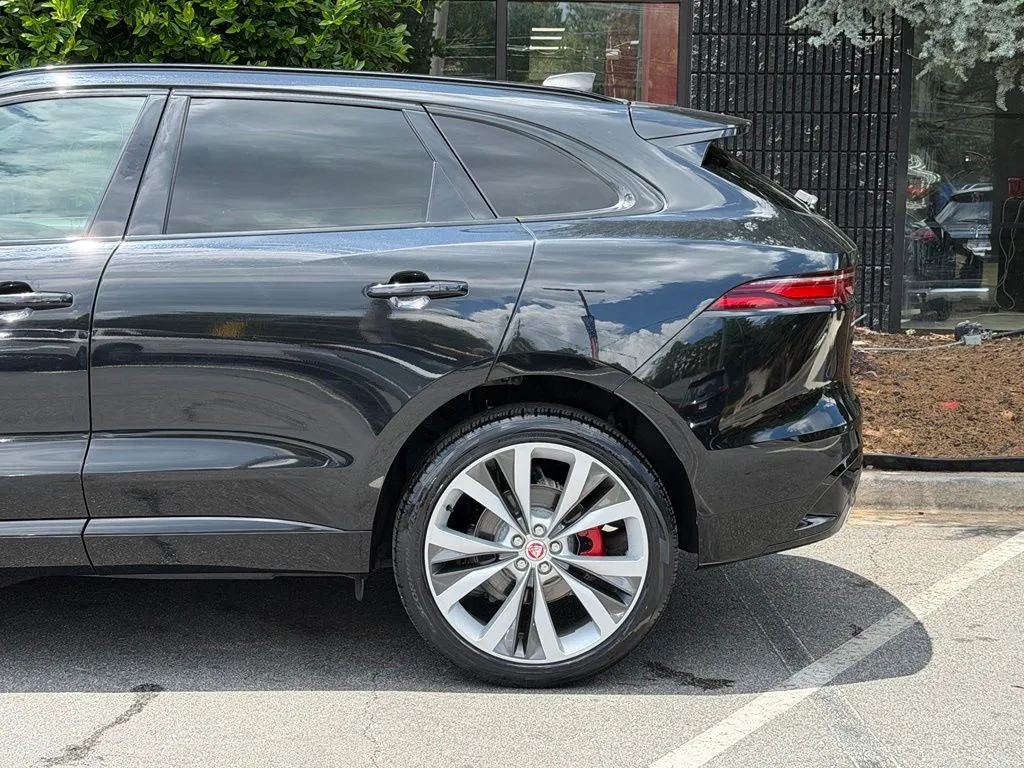Jaguar F-PACE photo 11