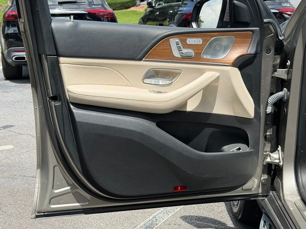 Mercedes-Benz GLS photo 28