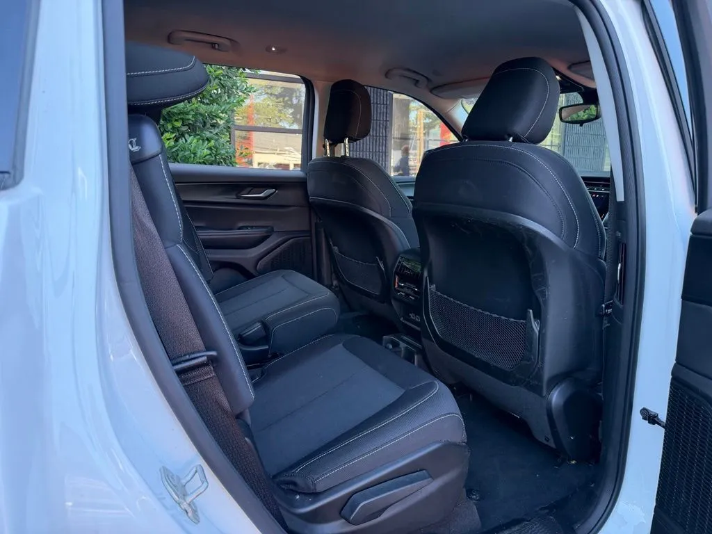 Jeep Grand Cherokee L photo 39