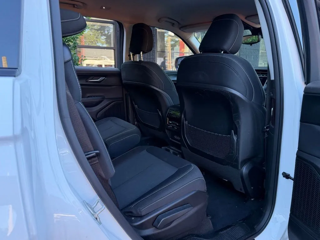 Jeep Grand Cherokee L photo 41