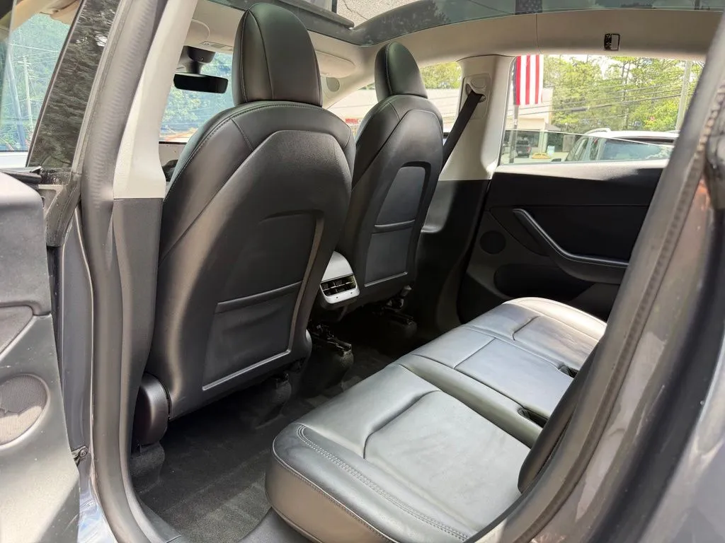 Tesla Model Y photo 27