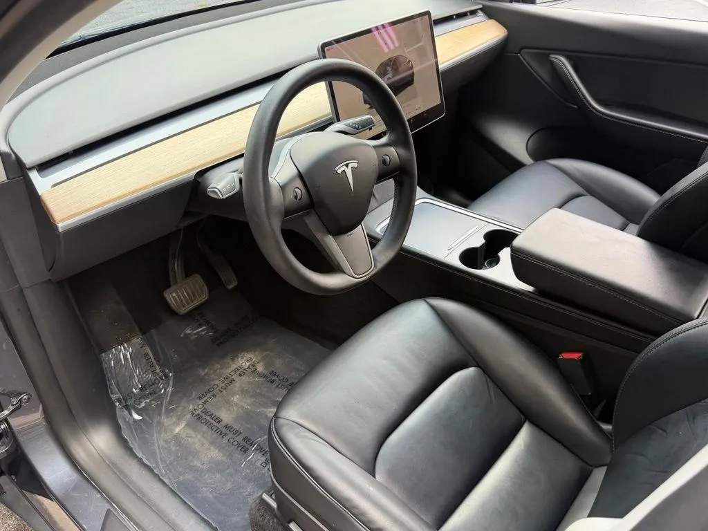 Tesla Model Y photo 21