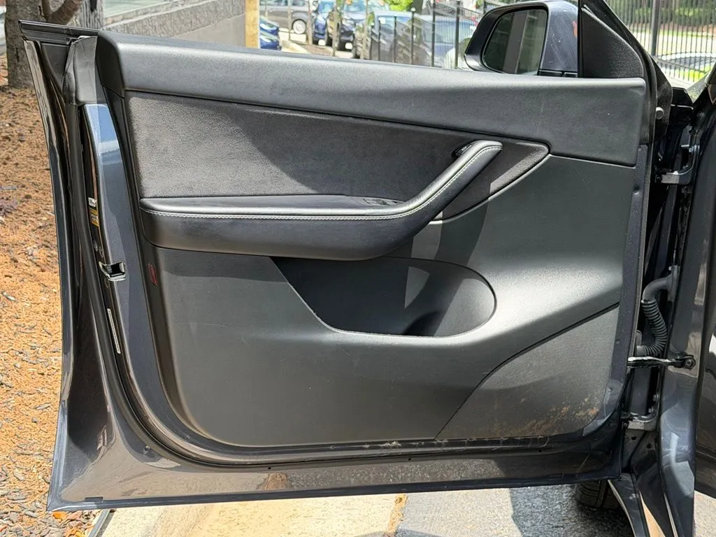 Tesla Model Y photo 25
