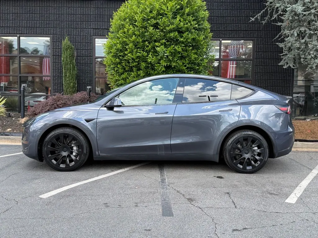 Tesla Model Y photo 8