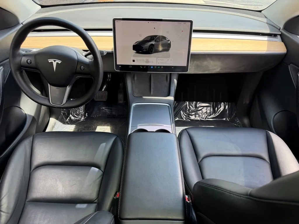 Tesla Model Y photo 36