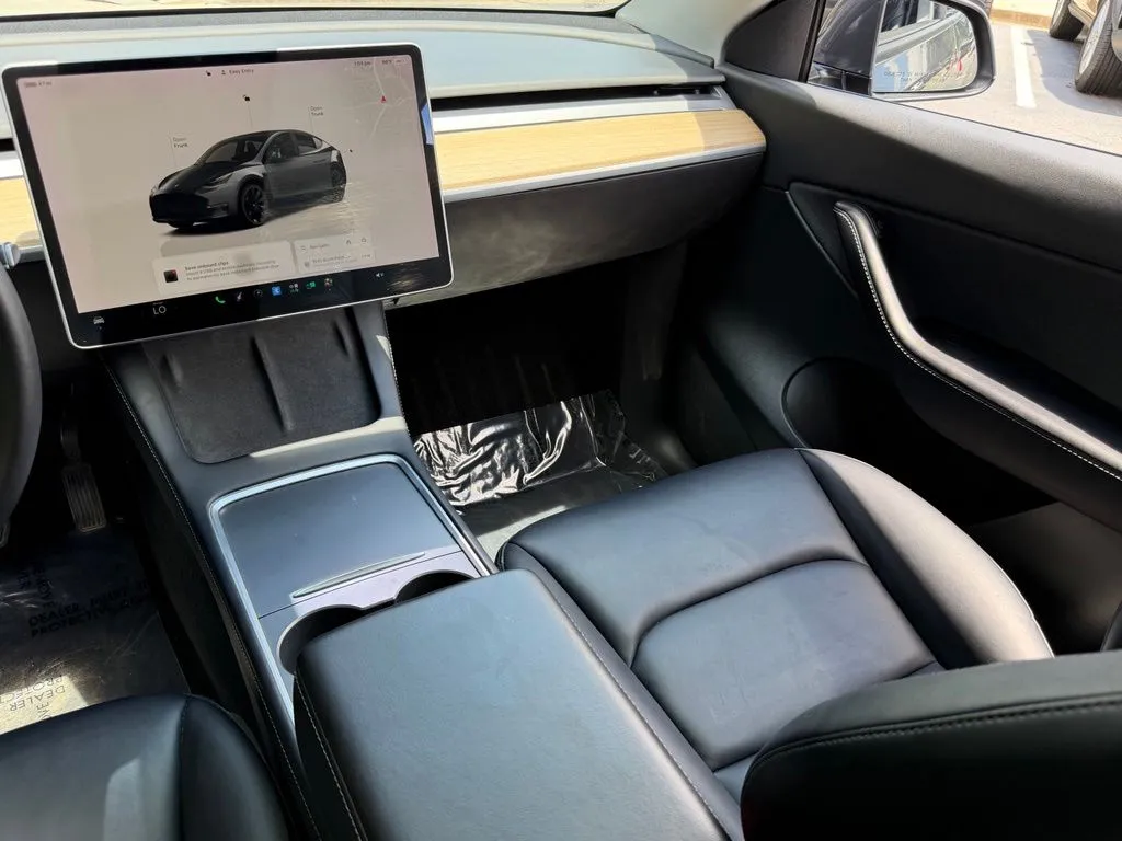 Tesla Model Y photo 38