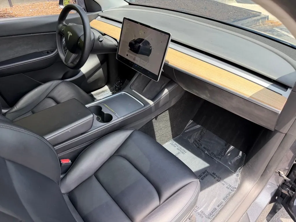 Tesla Model Y photo 29