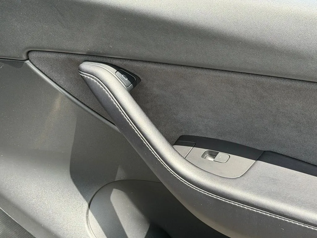 Tesla Model Y photo 33