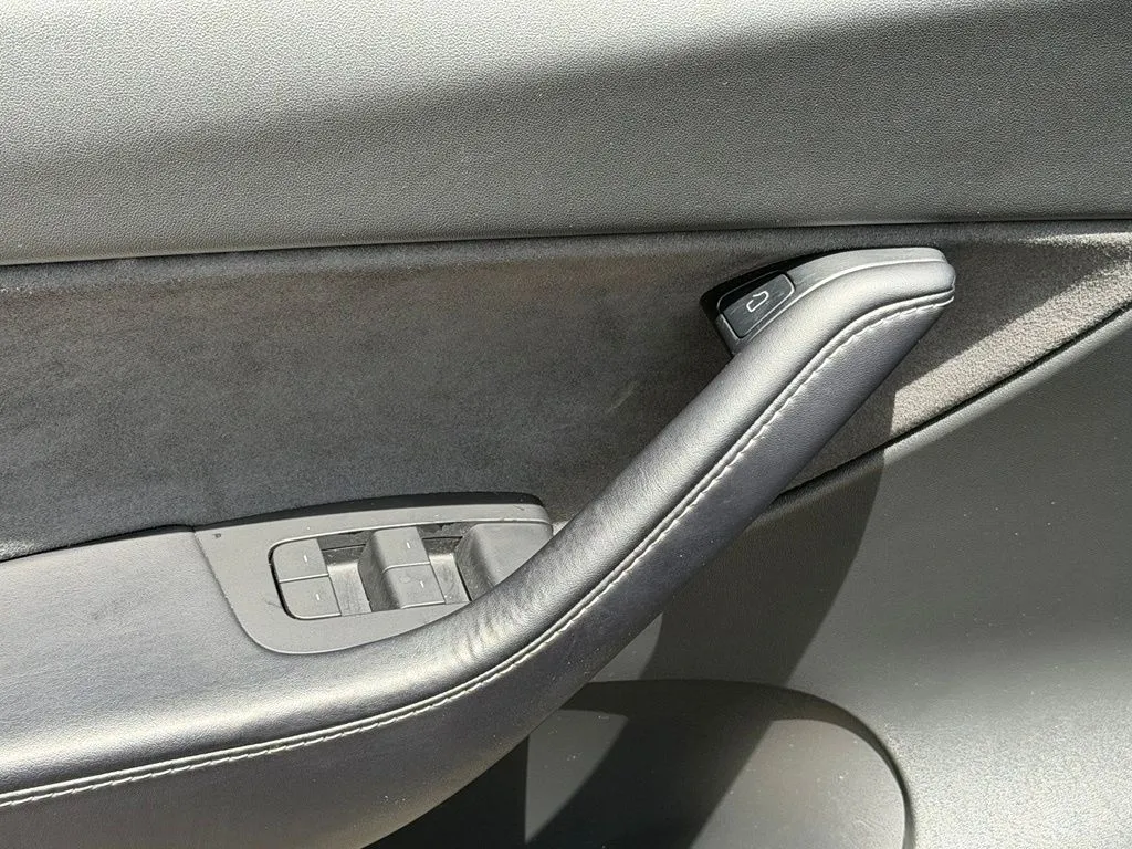 Tesla Model Y photo 26