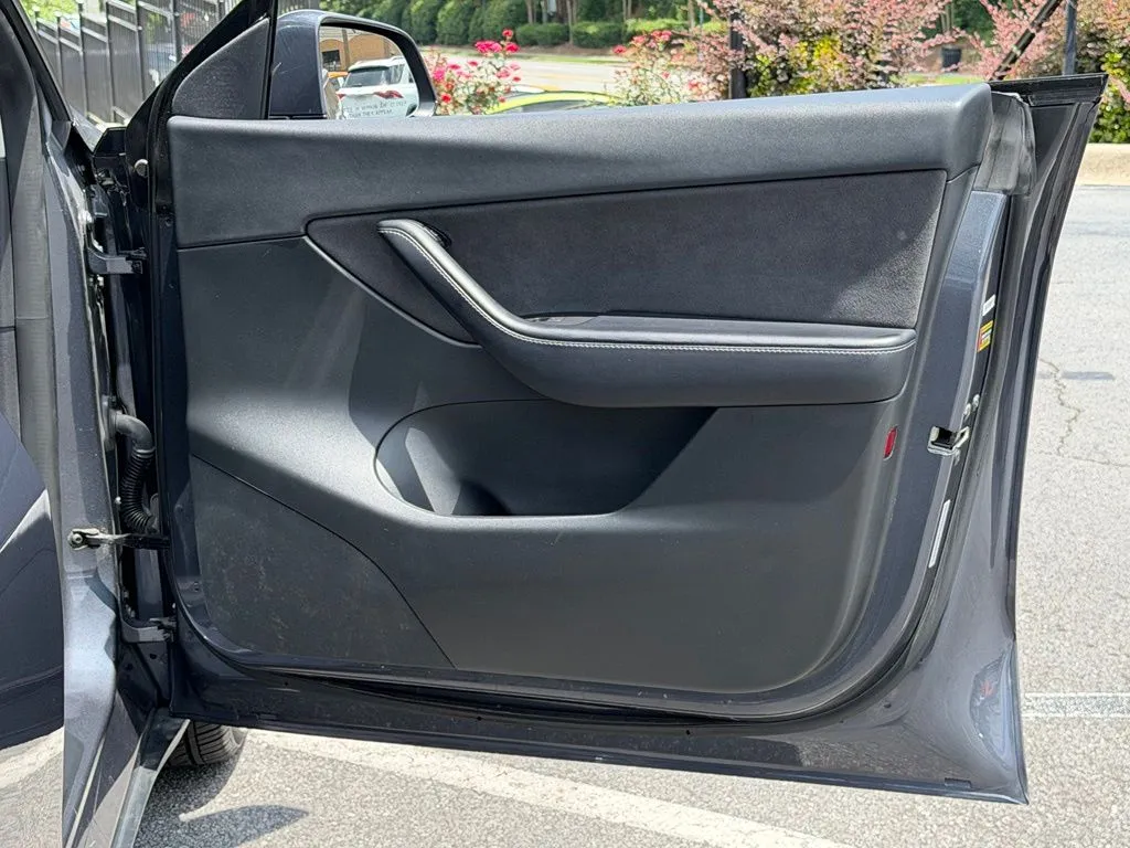 Tesla Model Y photo 32