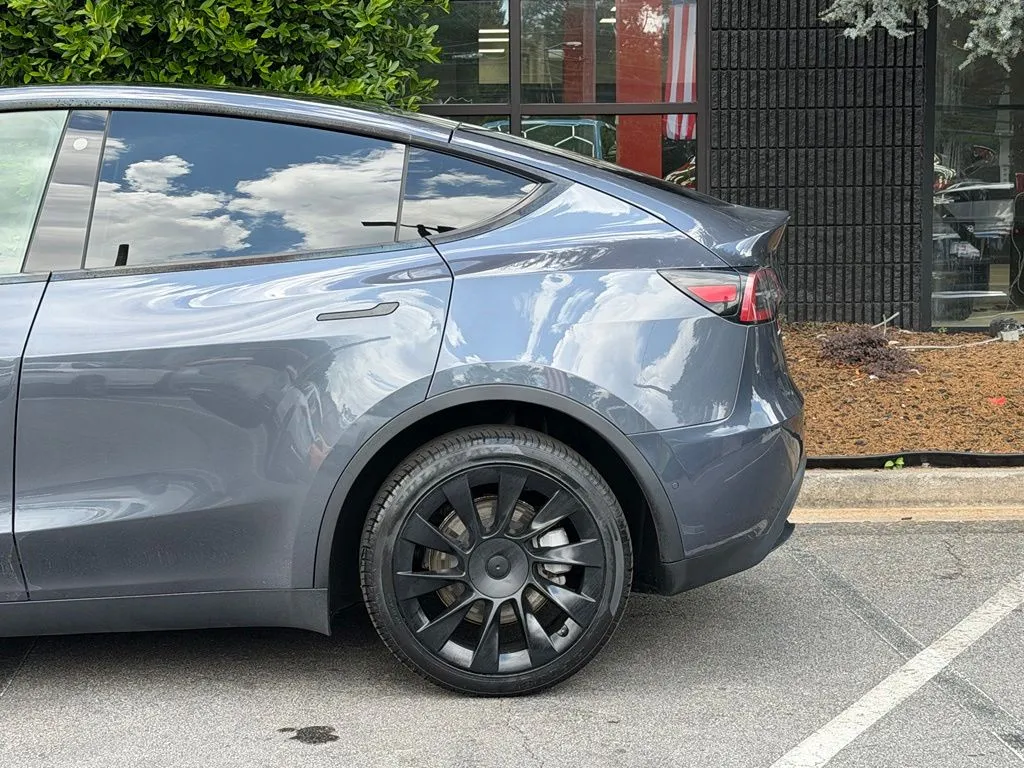 Tesla Model Y photo 10