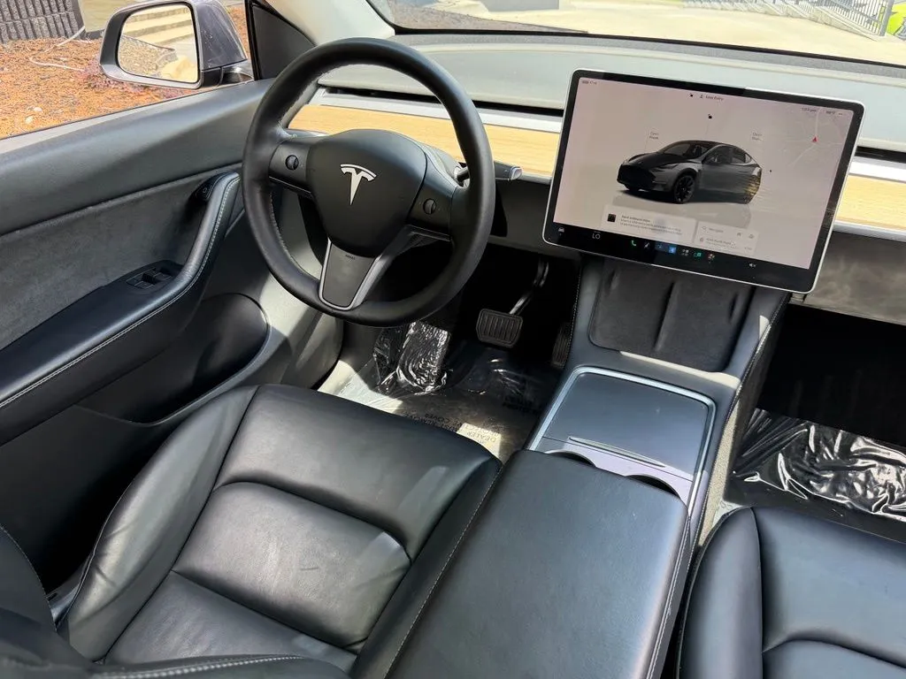 Tesla Model Y photo 37