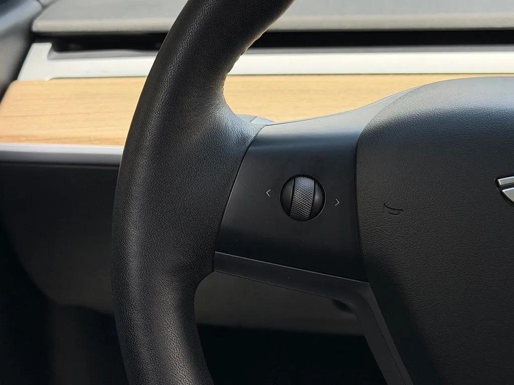Tesla Model Y photo 40