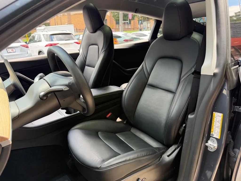 Tesla Model Y photo 23