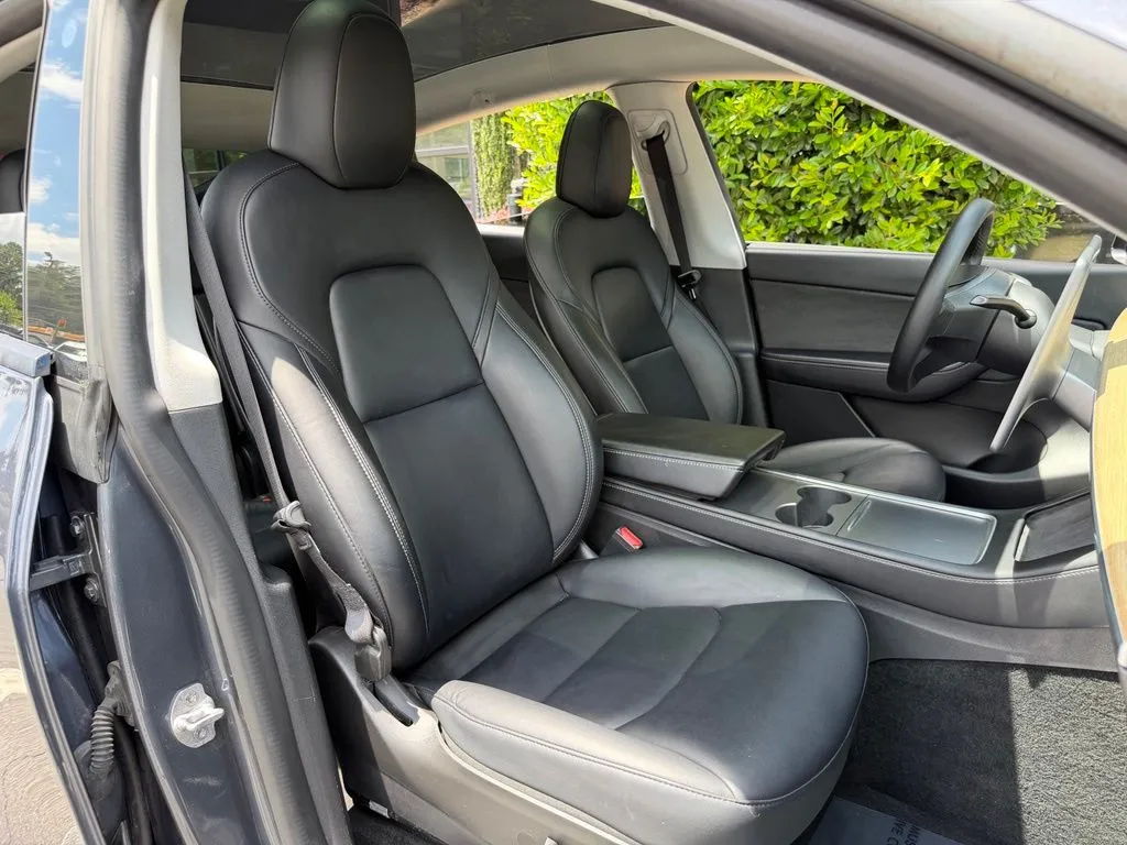 Tesla Model Y photo 31