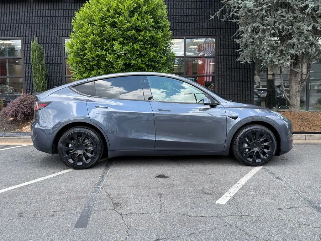 Tesla Model Y photo 18