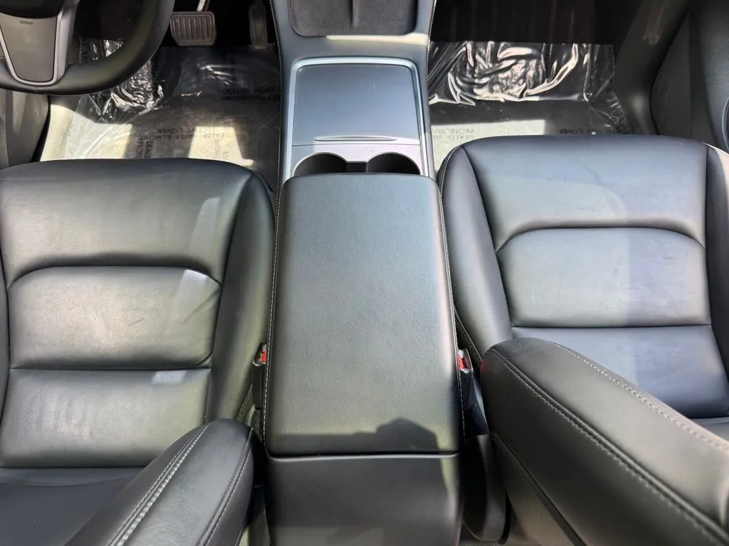 Tesla Model Y photo 43