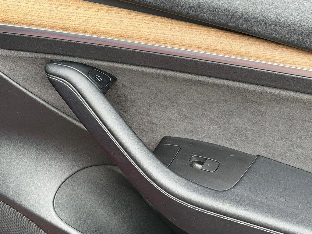 Tesla Model 3 photo 36