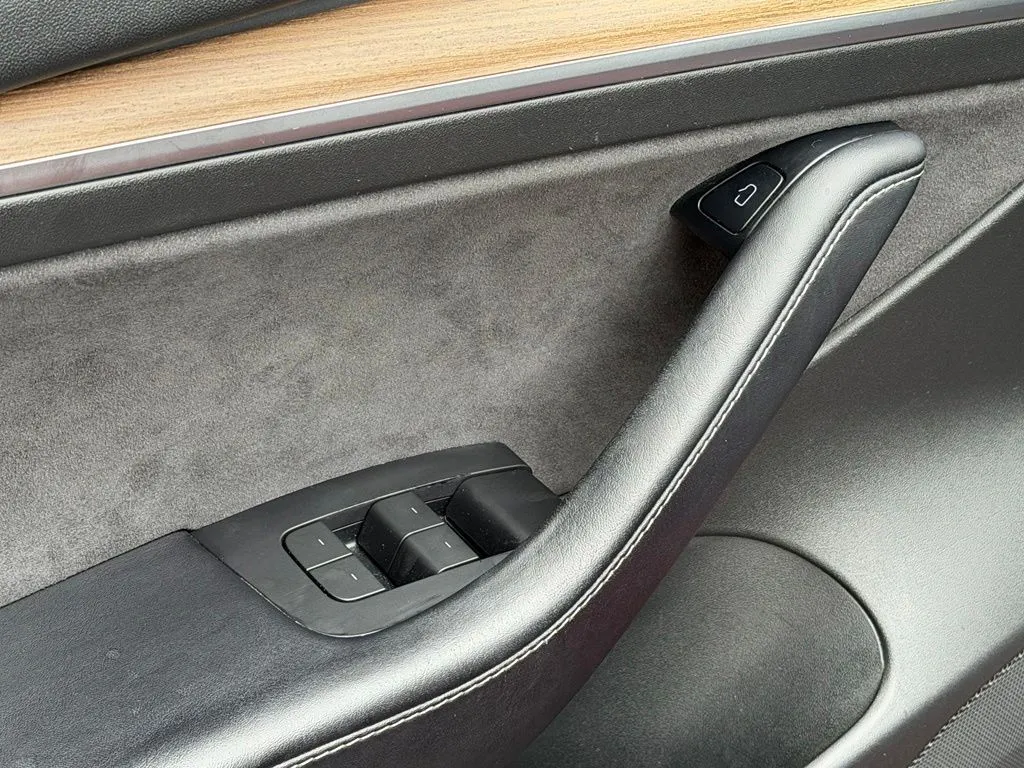 Tesla Model 3 photo 29