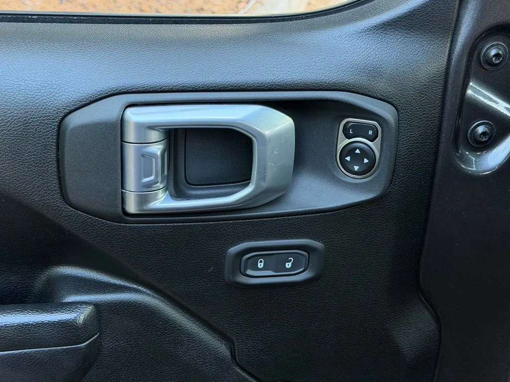 Jeep Wrangler photo 32