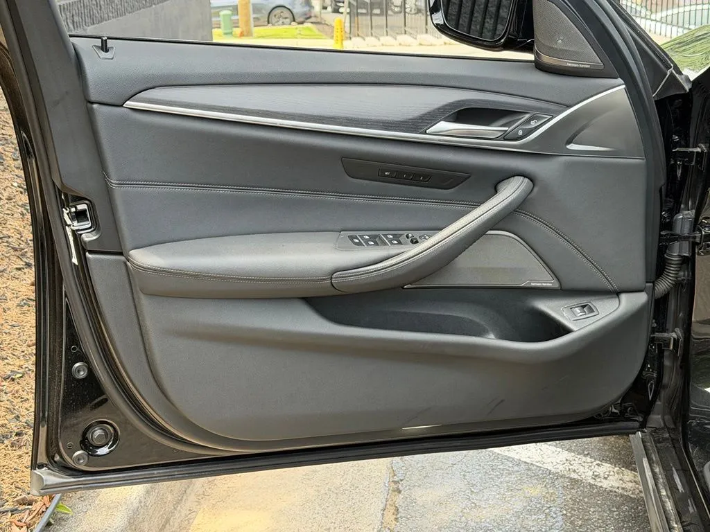 BMW 5 Series photo 30