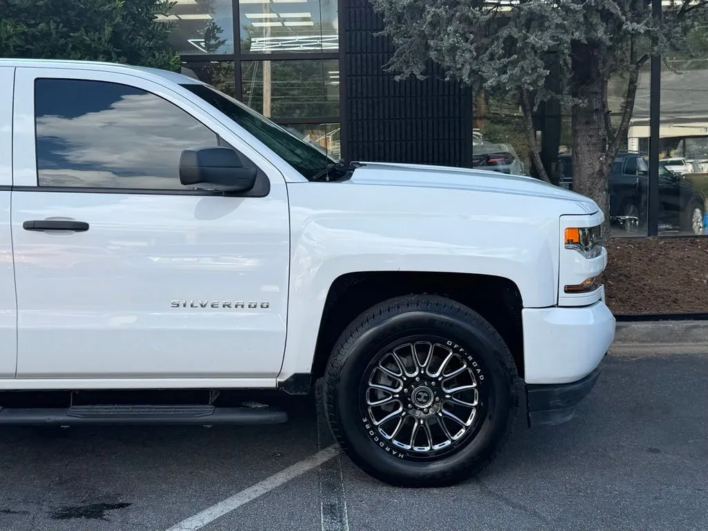 Chevrolet Silverado 1500 LD photo 23