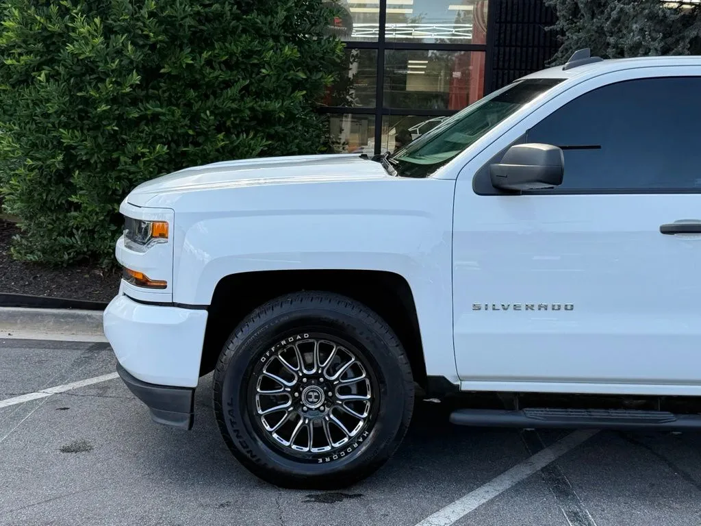 Chevrolet Silverado 1500 LD photo 10