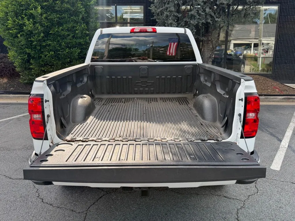 Chevrolet Silverado 1500 LD photo 17