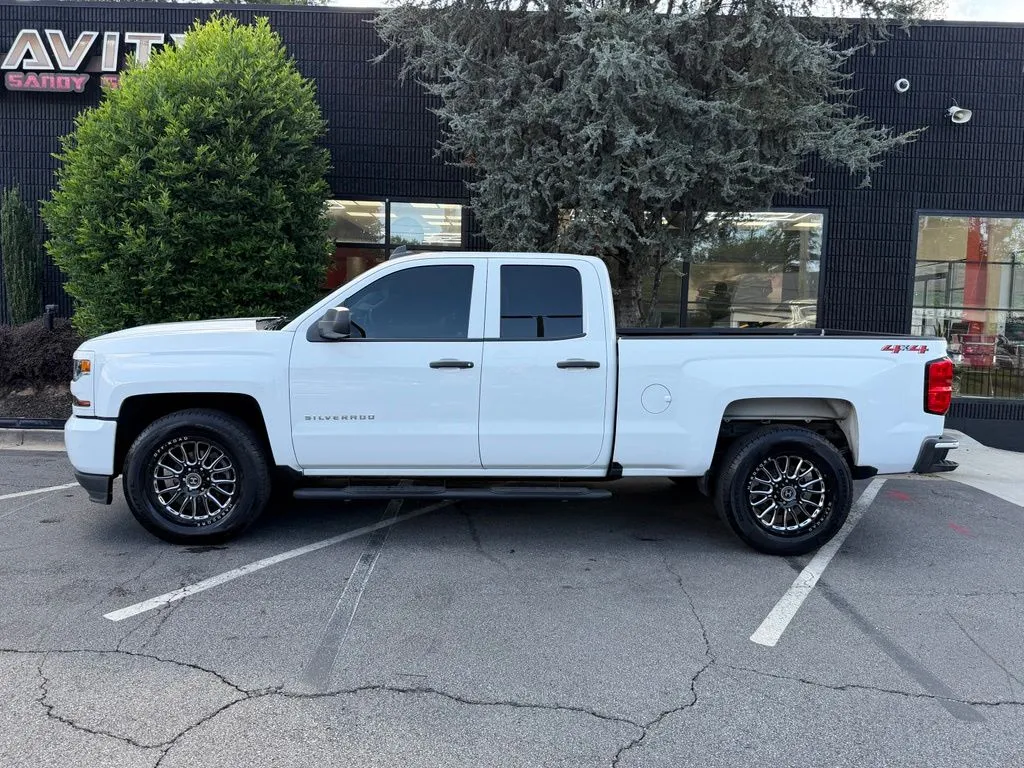 Chevrolet Silverado 1500 LD photo 9