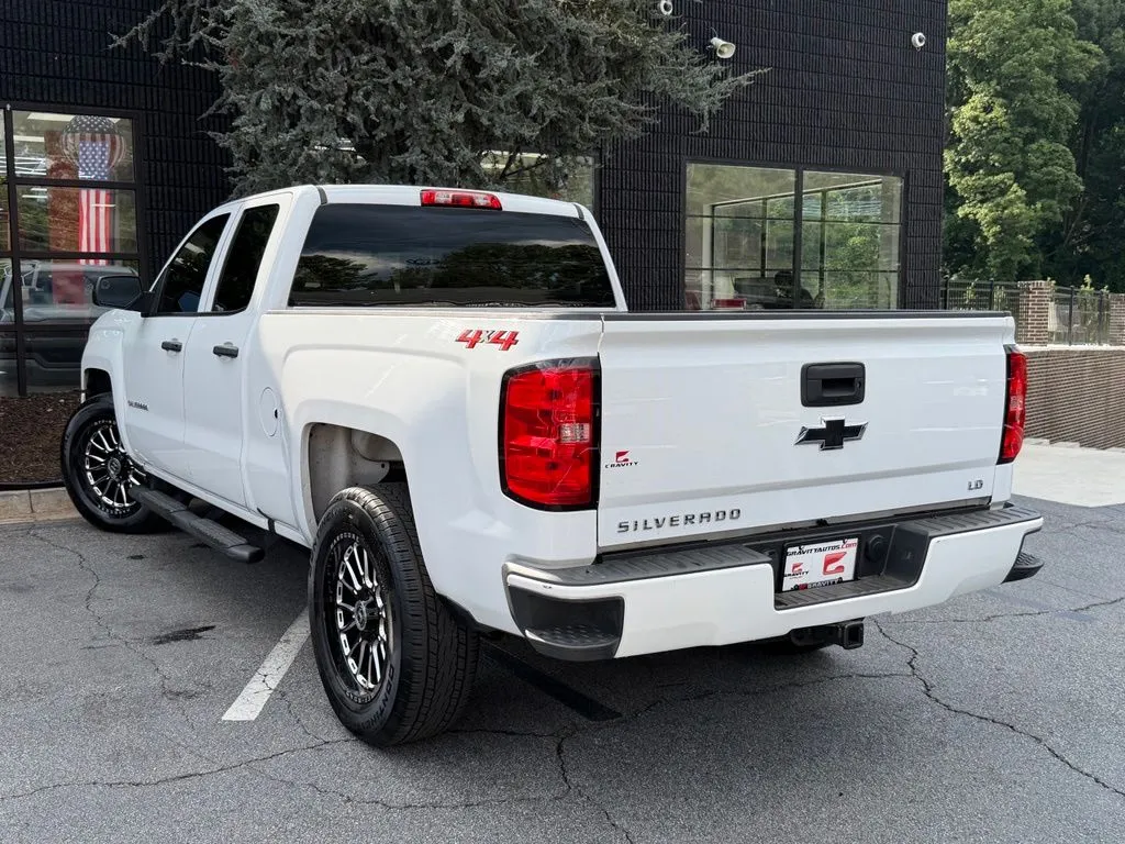 Chevrolet Silverado 1500 LD photo 18