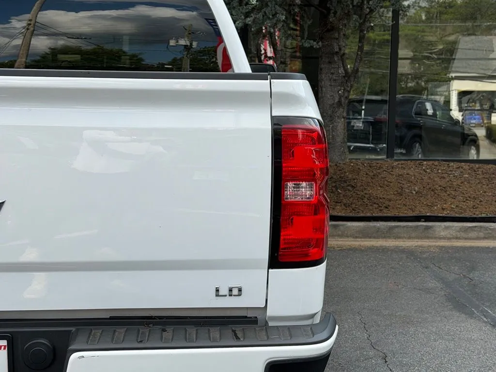 Chevrolet Silverado 1500 LD photo 16