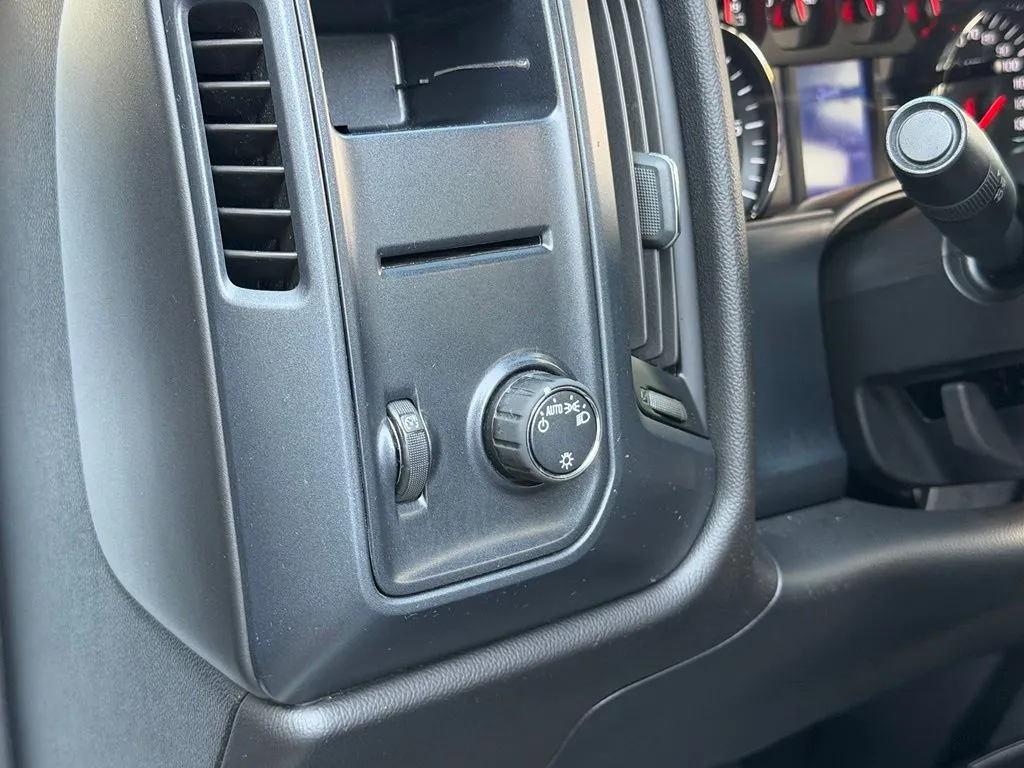 Chevrolet Silverado 1500 LD photo 27