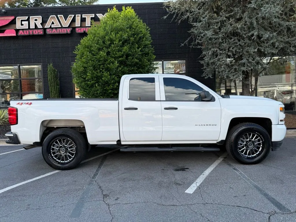 Chevrolet Silverado 1500 LD photo 21