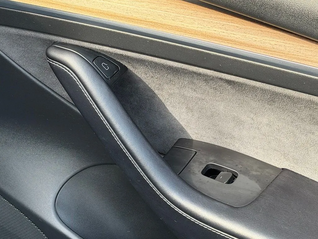 Tesla Model 3 photo 36