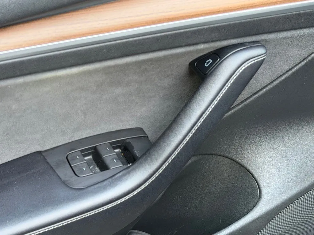 Tesla Model 3 photo 28