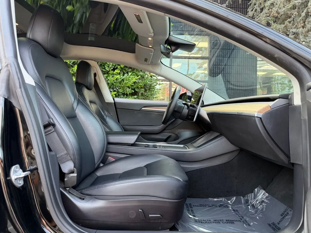 Tesla Model 3 photo 32