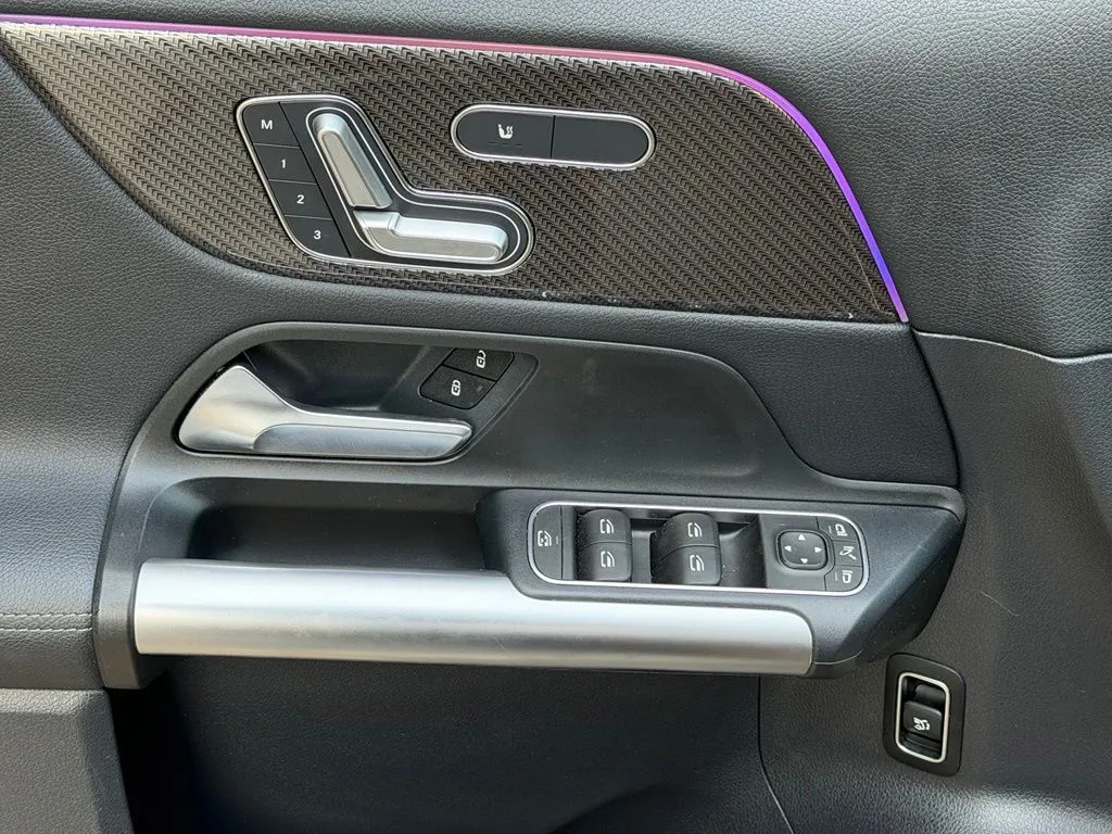 Mercedes-Benz GLA photo 29