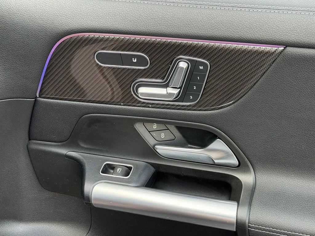 Mercedes-Benz GLA photo 36