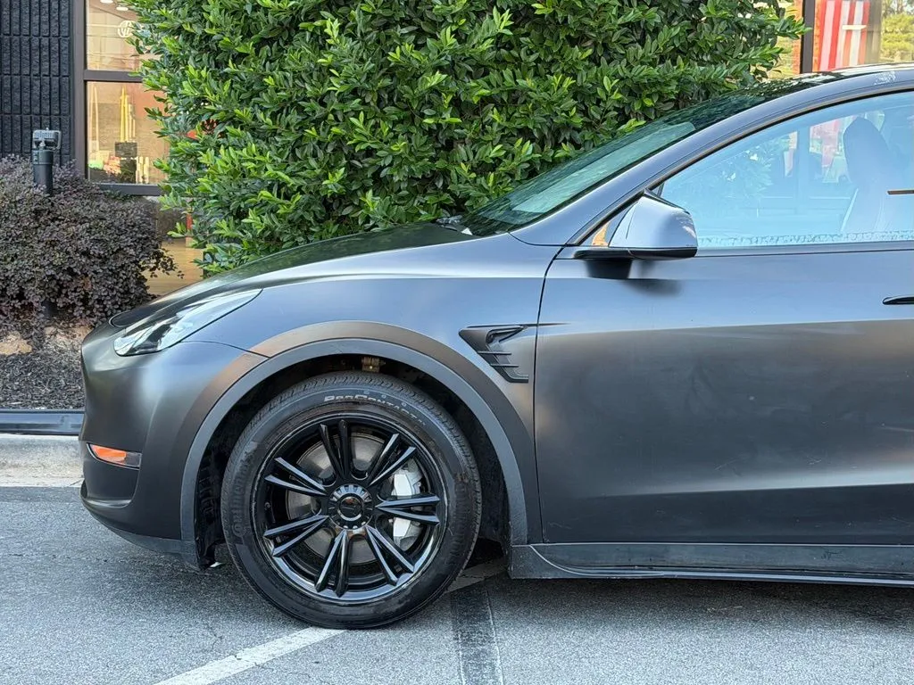 Tesla Model Y photo 9