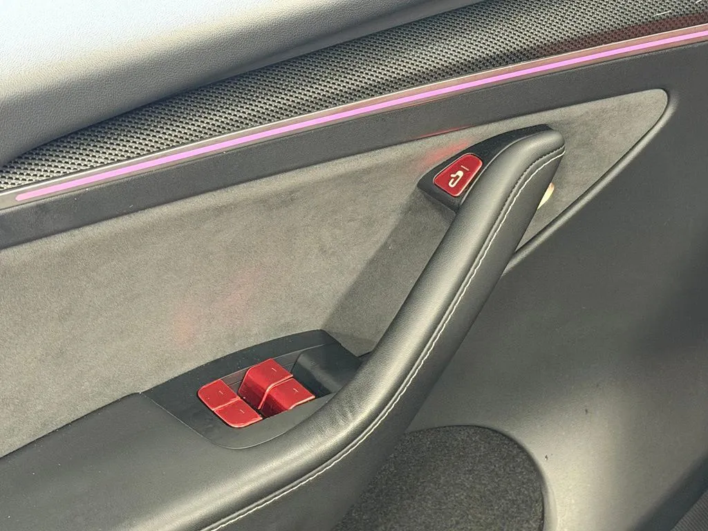Tesla Model Y photo 28