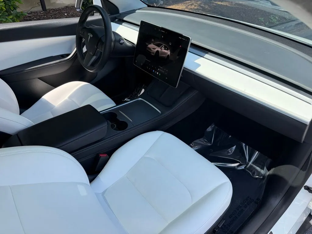 Tesla Model Y photo 32