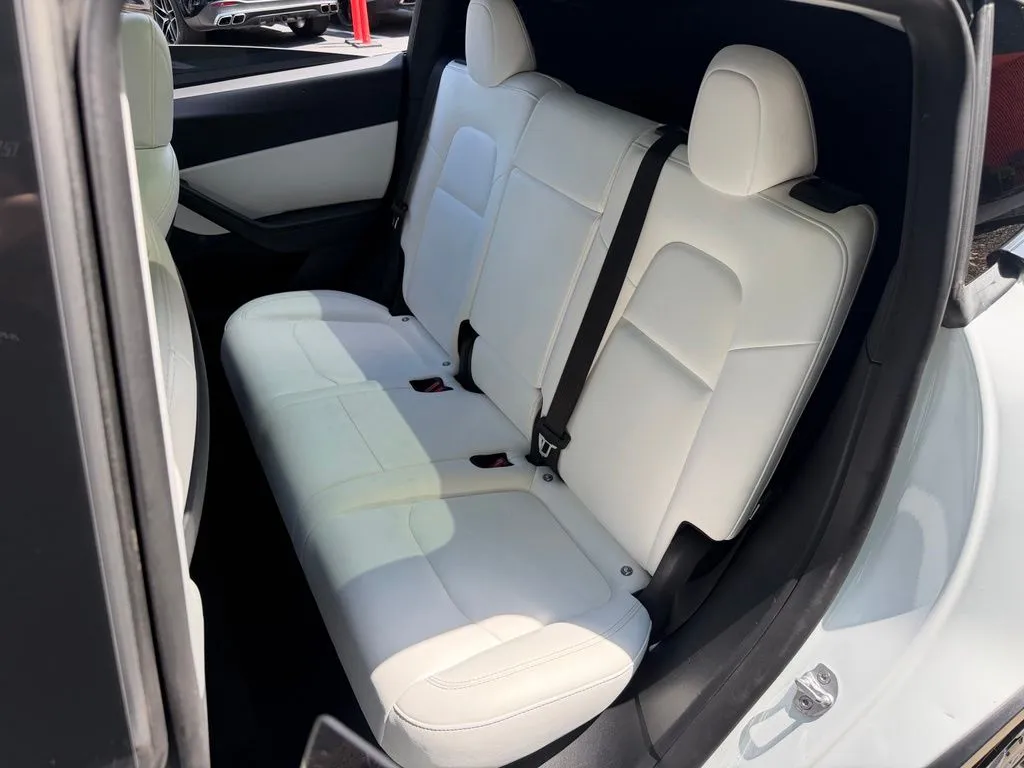 Tesla Model Y photo 31