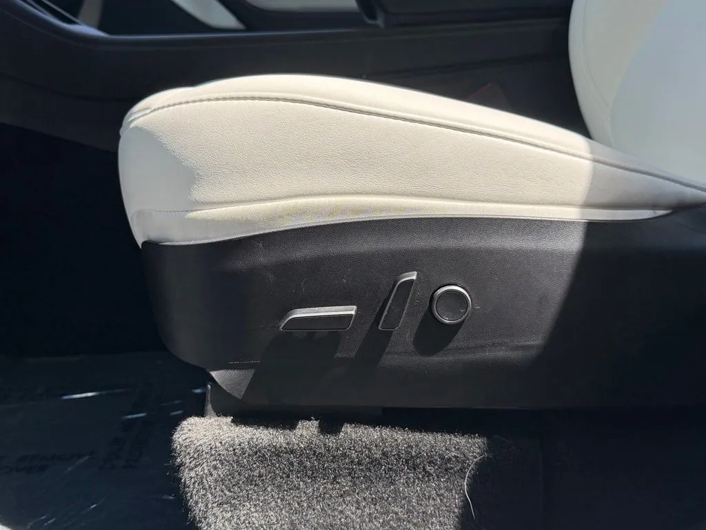 Tesla Model Y photo 27