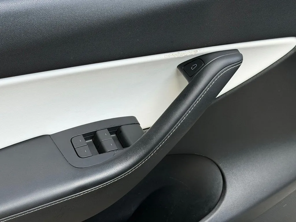 Tesla Model Y photo 29