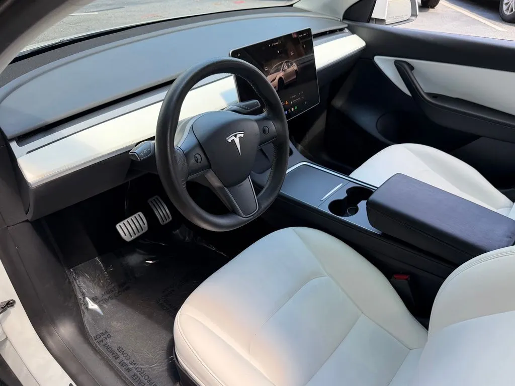 Tesla Model Y photo 24