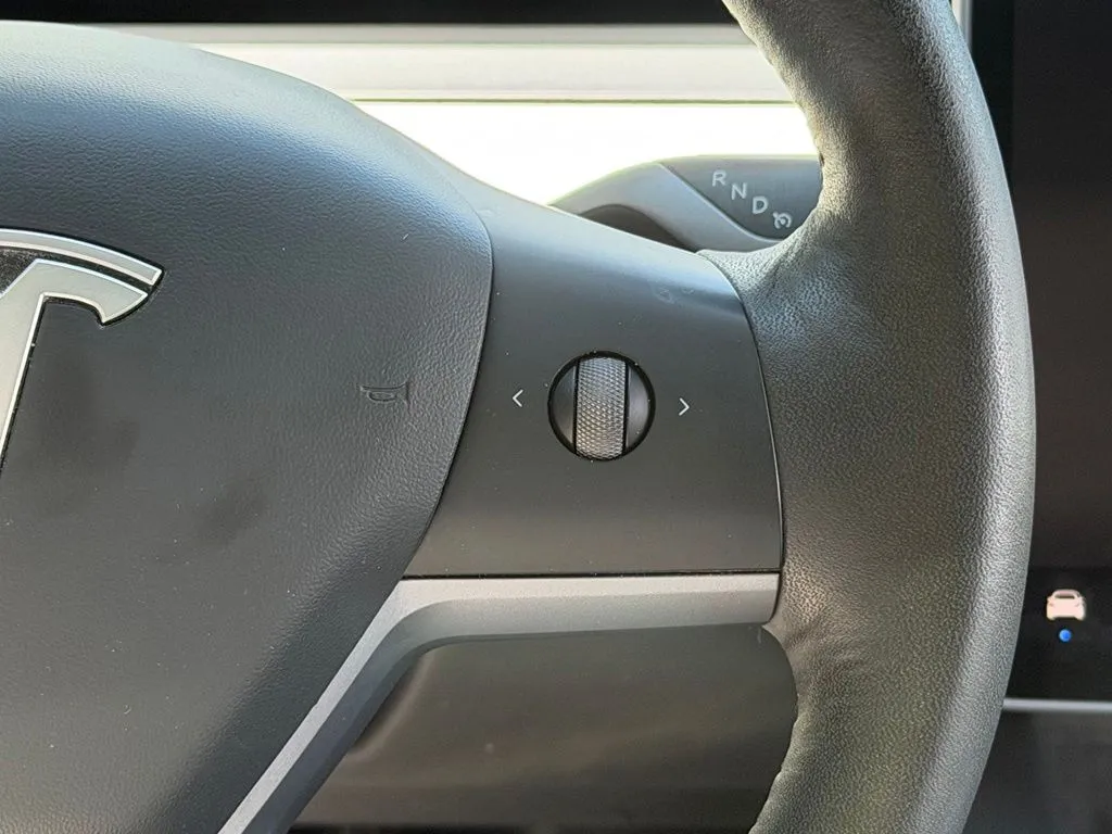 Tesla Model Y photo 44