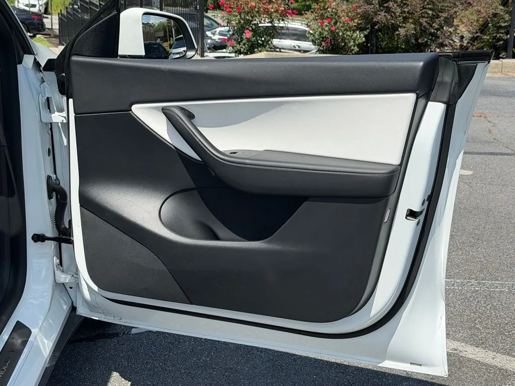 Tesla Model Y photo 35