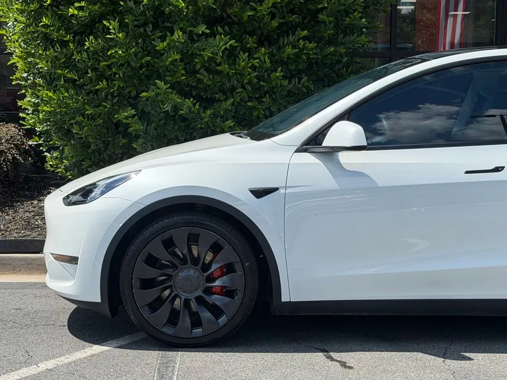 Tesla Model Y photo 10