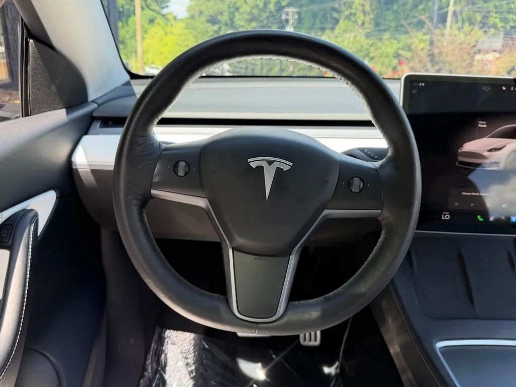 Tesla Model Y photo 42